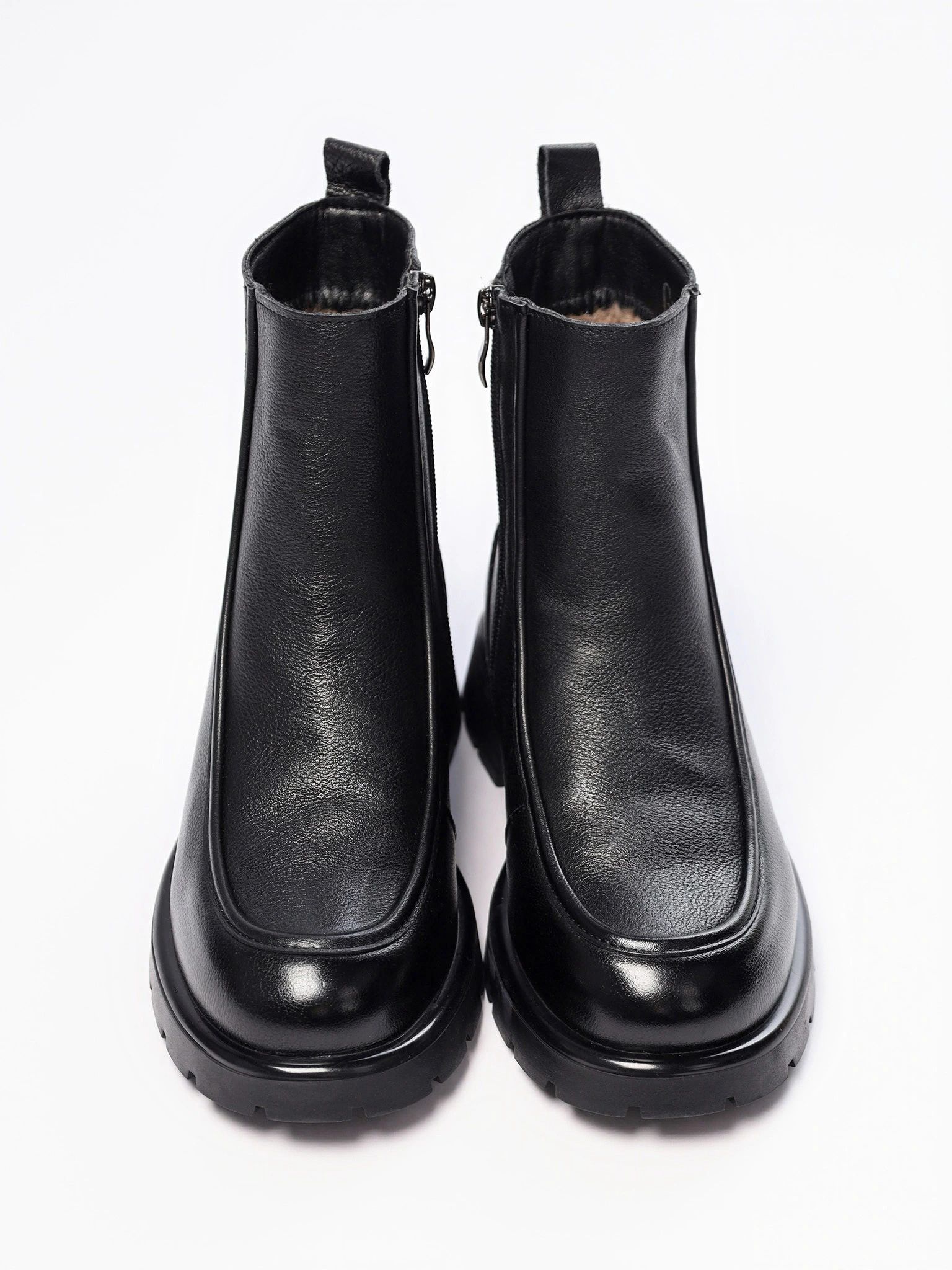 Ботинки черного цвета на рельефной подошве